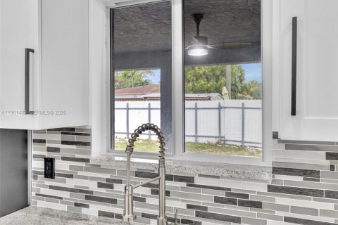 Casa en venta en North Miami, Florida, 5 dormitorios, 185.8 m2 № 2023348 - foto 17