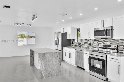 Casa en venta en North Miami, Florida, 5 dormitorios, 185.8 m2 № 2023348 - foto 8