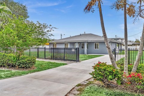 Casa en North Miami, Florida 5 dormitorios, 185.8 m2 № 2023348