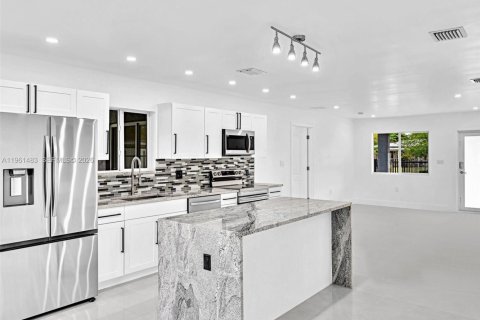 Casa en venta en North Miami, Florida, 5 dormitorios, 185.8 m2 № 2023348 - foto 15