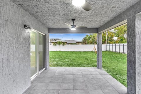 Casa en venta en North Miami, Florida, 5 dormitorios, 185.8 m2 № 2023348 - foto 6