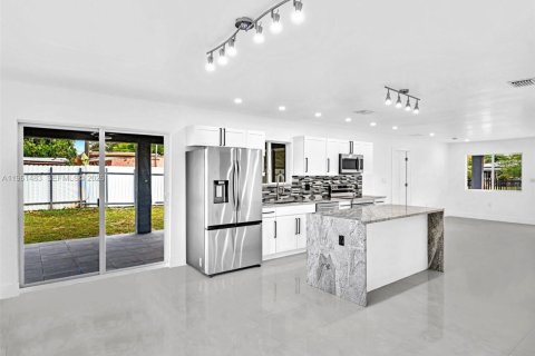 Casa en venta en North Miami, Florida, 5 dormitorios, 185.8 m2 № 2023348 - foto 12
