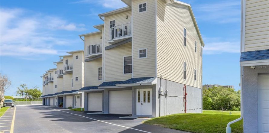 Adosado en Indian Shores, Florida 3 dormitorios, 171.87 m2 № 2221831