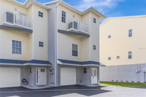 Adosado en venta en Indian Shores, Florida, 3 dormitorios, 171.87 m2 № 2221831 - foto 2