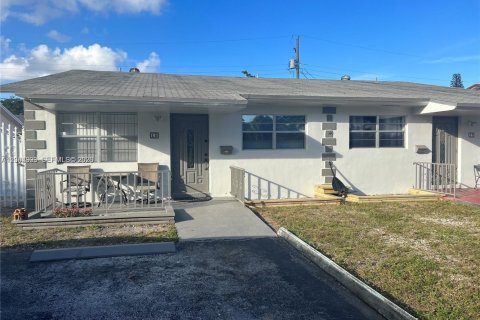 House in Dania Beach, Florida 2 bedrooms, 116.13 sq.m. № 2068637