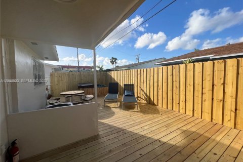 House in Dania Beach, Florida 2 bedrooms, 116.13 sq.m. № 2068637 - photo 2