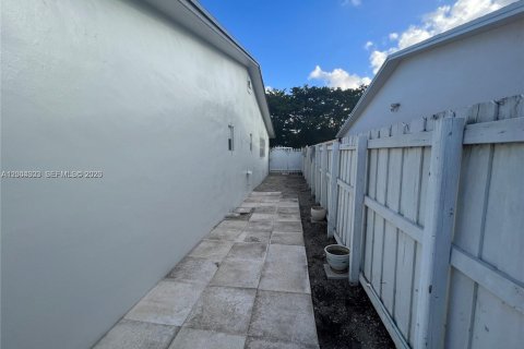 House in Dania Beach, Florida 2 bedrooms, 116.13 sq.m. № 2068637 - photo 3