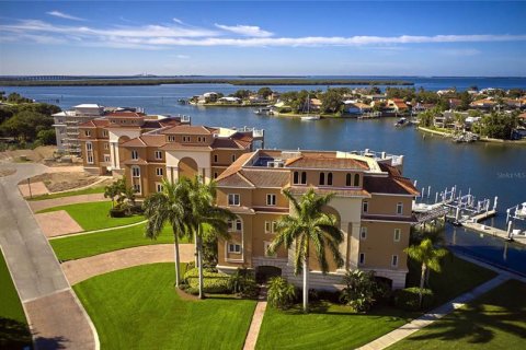 Condominio en venta en Saint Petersburg, Florida, 4 dormitorios, 354.89 m2 № 246461 - foto 1