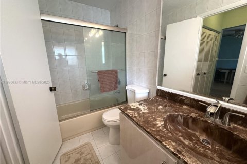 Снять в аренду кондоминиум в Дорал, Флорида 3 спальни, 184.23м2, № 1948333 - фото 23