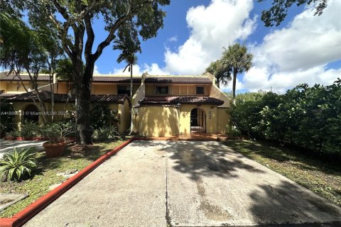 Снять в аренду кондоминиум в Дорал, Флорида 3 спальни, 184.23м2, № 1948333 - фото 2