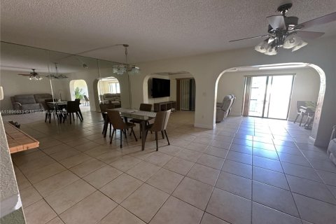 Снять в аренду кондоминиум в Дорал, Флорида 3 спальни, 184.23м2, № 1948333 - фото 9