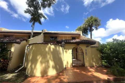 Снять в аренду кондоминиум в Дорал, Флорида 3 спальни, 184.23м2, № 1948333 - фото 1