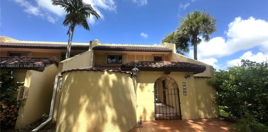 Кондоминиум с 3 спальнями в Дорал, Флорида № 1948333