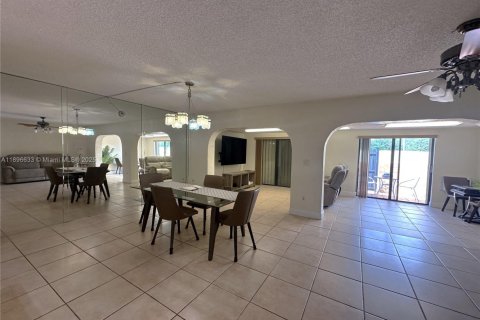 Снять в аренду кондоминиум в Дорал, Флорида 3 спальни, 184.23м2, № 1948333 - фото 10