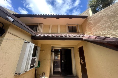 Снять в аренду кондоминиум в Дорал, Флорида 3 спальни, 184.23м2, № 1948333 - фото 3