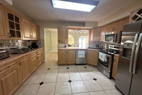 Снять в аренду кондоминиум в Дорал, Флорида 3 спальни, 184.23м2, № 1948333 - фото 8