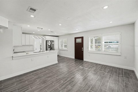 House in Tarpon Springs, Florida 4 bedrooms, 142.6 sq.m. № 2099296 - photo 6