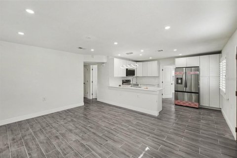 House in Tarpon Springs, Florida 4 bedrooms, 142.6 sq.m. № 2099296 - photo 7
