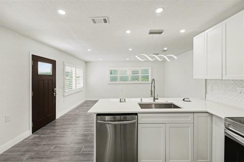 House in Tarpon Springs, Florida 4 bedrooms, 142.6 sq.m. № 2099296 - photo 12