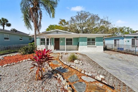 House in Tarpon Springs, Florida 4 bedrooms, 142.6 sq.m. № 2099296