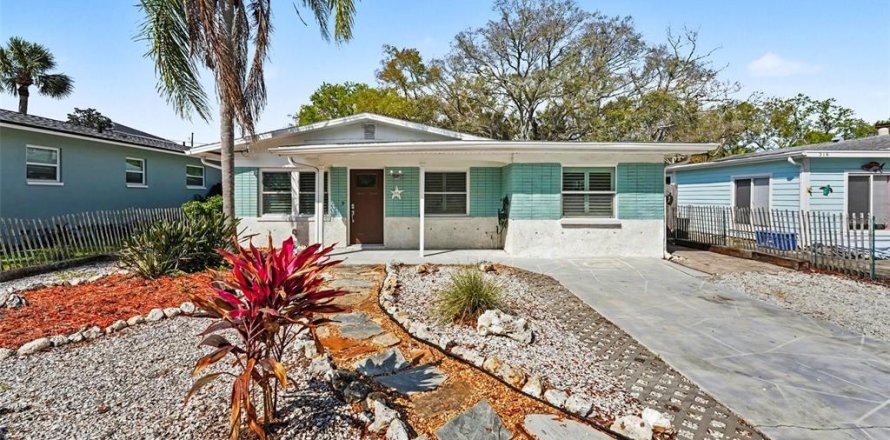 House in Tarpon Springs, Florida 4 bedrooms, 142.6 sq.m. № 2099296