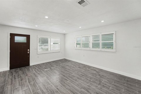 House in Tarpon Springs, Florida 4 bedrooms, 142.6 sq.m. № 2099296 - photo 5