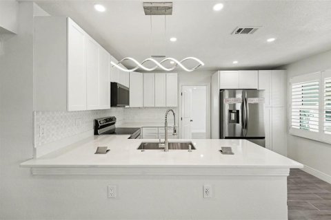 House in Tarpon Springs, Florida 4 bedrooms, 142.6 sq.m. № 2099296 - photo 10