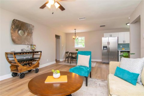 Villa ou maison à louer à Tampa, Floride: 5 chambres, 131.55 m2 № 2148484 - photo 9