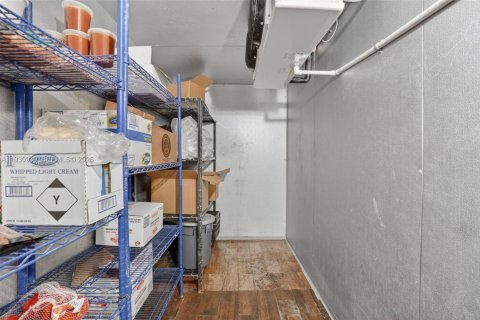 Commercial property in Hialeah, Florida № 1989723 - photo 13