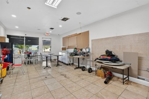Commercial property in Hialeah, Florida № 1989723 - photo 16