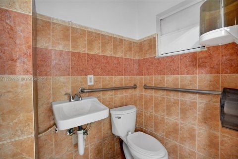 Commercial property in Hialeah, Florida № 1989723 - photo 18