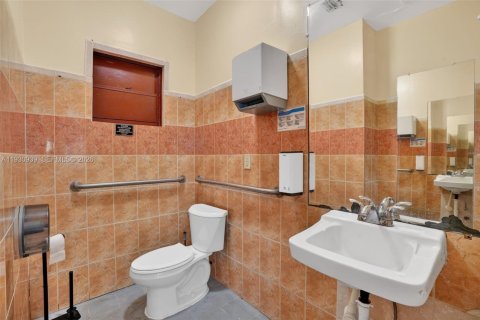 Commercial property in Hialeah, Florida № 1989723 - photo 17