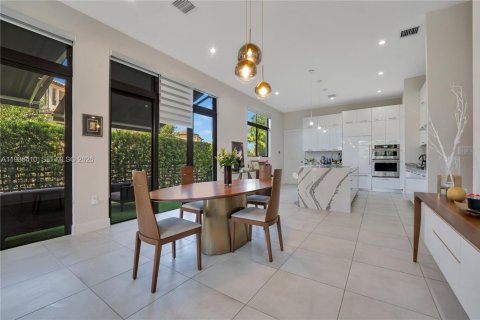 House in Doral, Florida 3 bedrooms, 202.71 sq.m. № 1996414 - photo 9