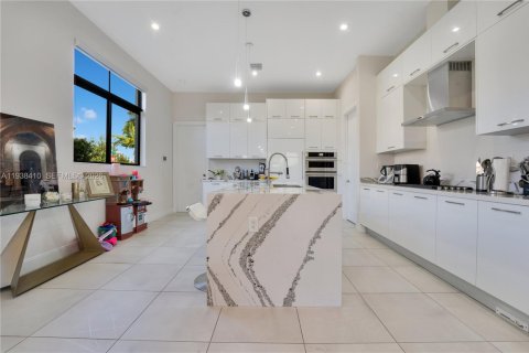 House in Doral, Florida 3 bedrooms, 202.71 sq.m. № 1996414 - photo 6