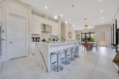 House in Doral, Florida 3 bedrooms, 202.71 sq.m. № 1996414 - photo 4