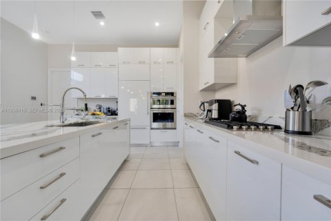 House in Doral, Florida 3 bedrooms, 202.71 sq.m. № 1996414 - photo 5