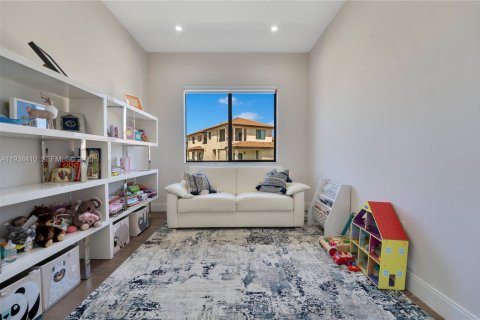 House in Doral, Florida 3 bedrooms, 202.71 sq.m. № 1996414 - photo 13