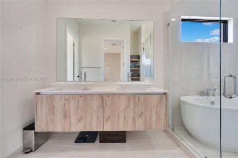 House in Doral, Florida 3 bedrooms, 202.71 sq.m. № 1996414 - photo 17