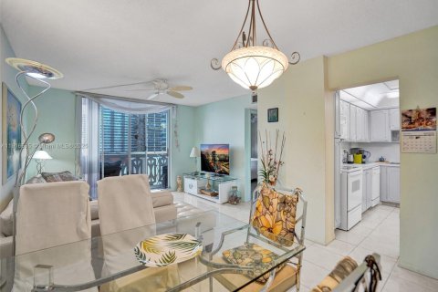 Condo in Hallandale Beach, Florida, 1 bedroom  № 1972011 - photo 12