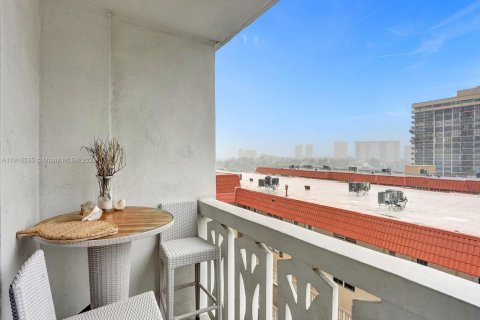 Condo in Hallandale Beach, Florida, 1 bedroom  № 1972011 - photo 21