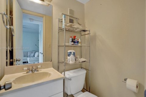 Condo in Hallandale Beach, Florida, 1 bedroom  № 1972011 - photo 10