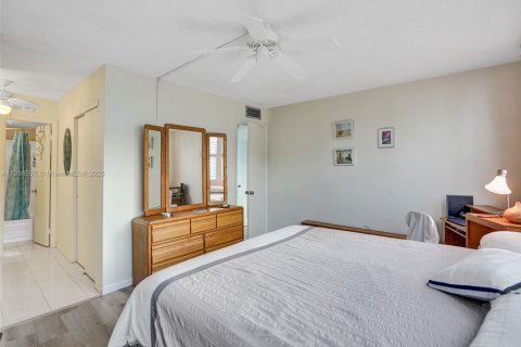 Condo in Hallandale Beach, Florida, 1 bedroom  № 1972011 - photo 8