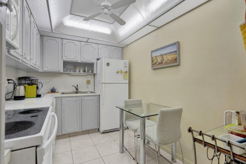 Condo in Hallandale Beach, Florida, 1 bedroom  № 1972011 - photo 16