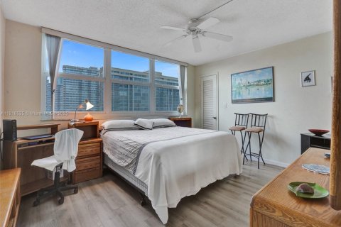 Condo in Hallandale Beach, Florida, 1 bedroom  № 1972011 - photo 6