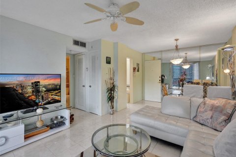 Condo in Hallandale Beach, Florida, 1 bedroom  № 1972011 - photo 15