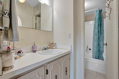 Condo in Hallandale Beach, Florida, 1 bedroom  № 1972011 - photo 4