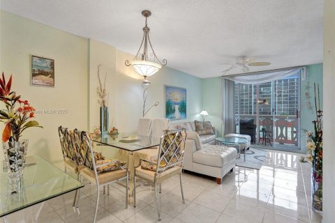 Condo in Hallandale Beach, Florida, 1 bedroom  № 1972011 - photo 1