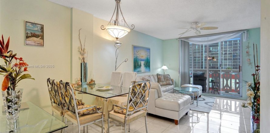 Condo in Hallandale Beach, Florida, 1 bedroom  № 1972011