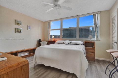 Condo in Hallandale Beach, Florida, 1 bedroom  № 1972011 - photo 9