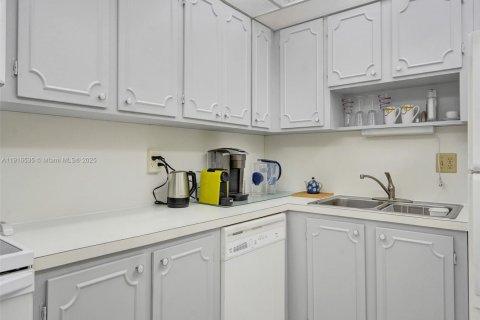 Condo in Hallandale Beach, Florida, 1 bedroom  № 1972011 - photo 18